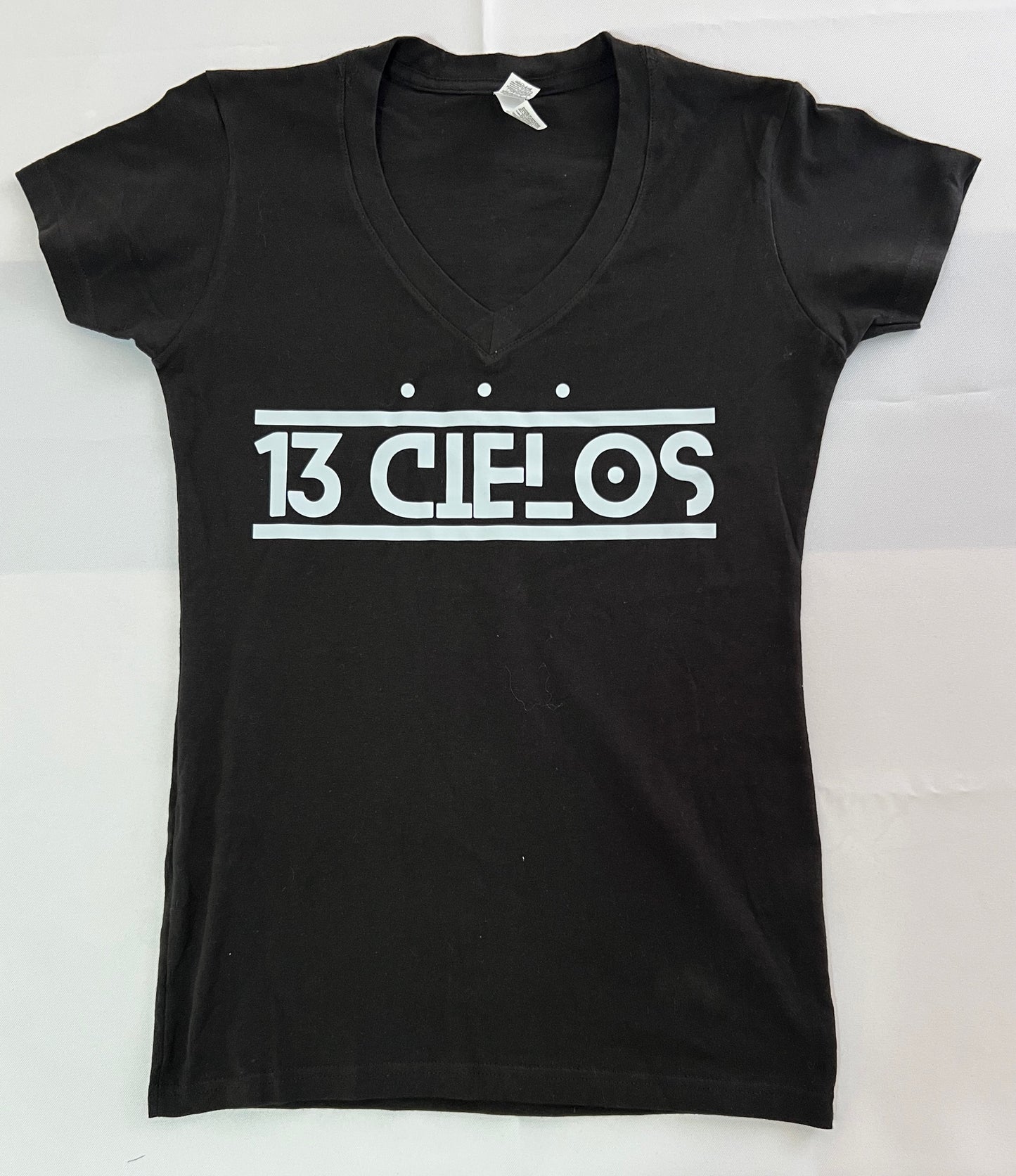 Playera Cuello V - 13 Cielos - Logo