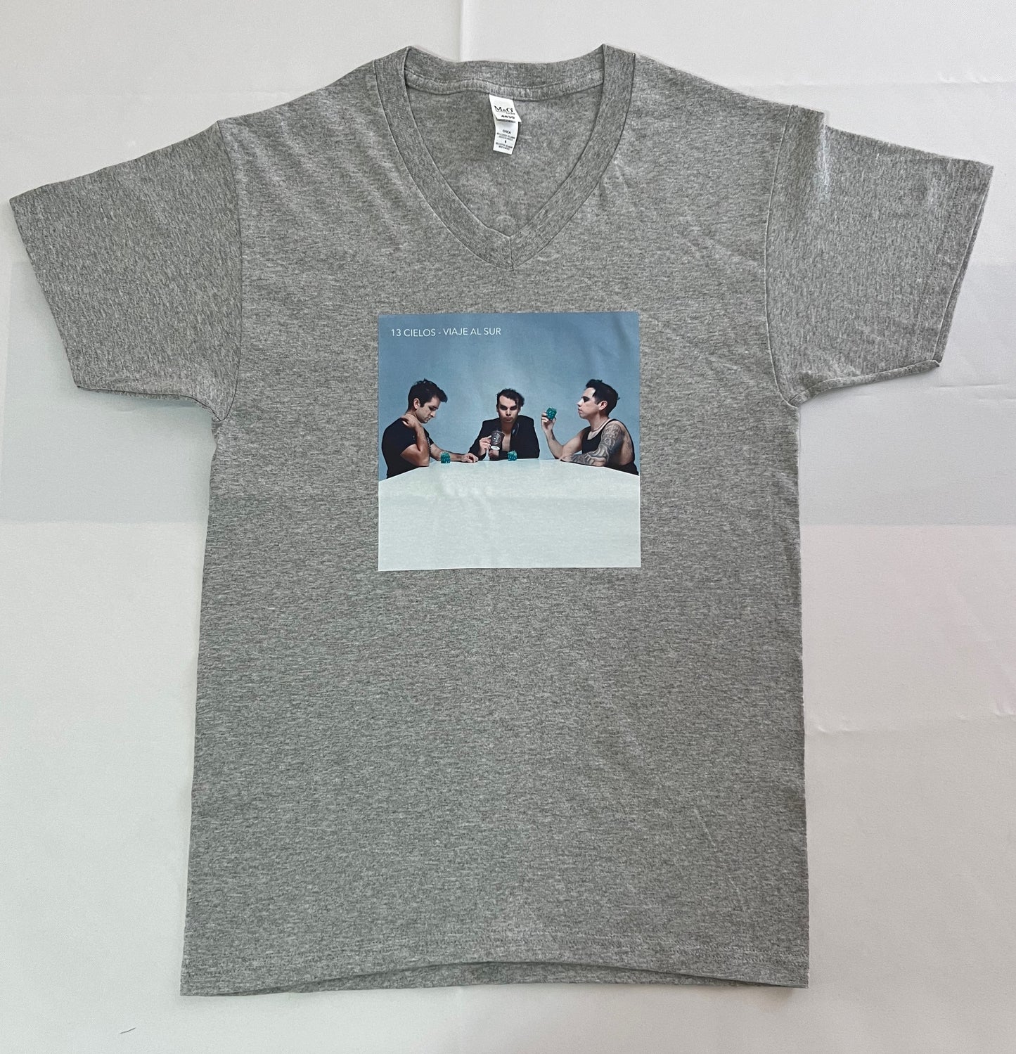 Playera Cuello V - 13 Cielos - Viaje al Sur