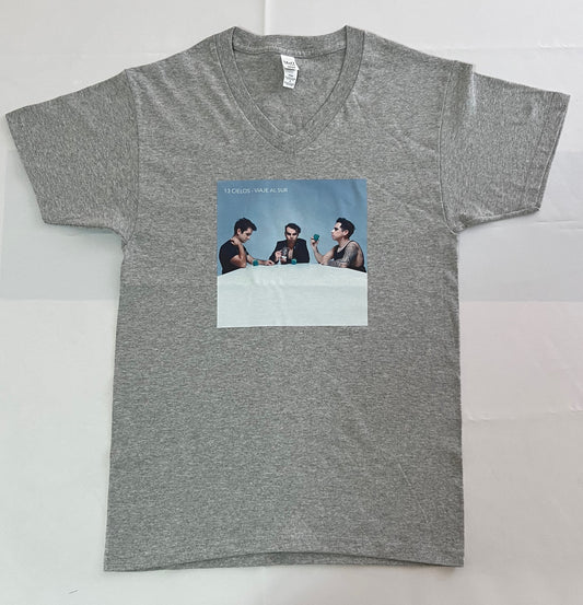 Playera Cuello V - 13 Cielos - Viaje al Sur