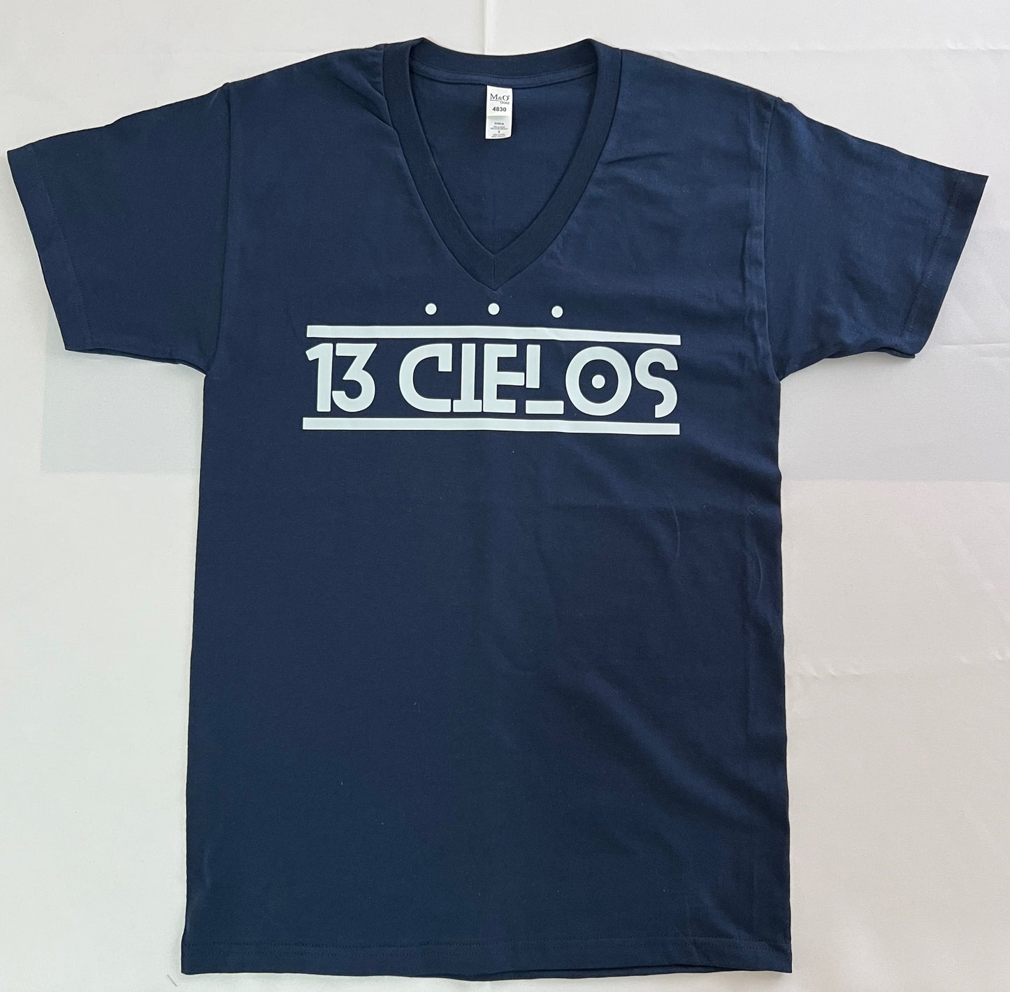 Playera Cuello V - 13 Cielos - Logo