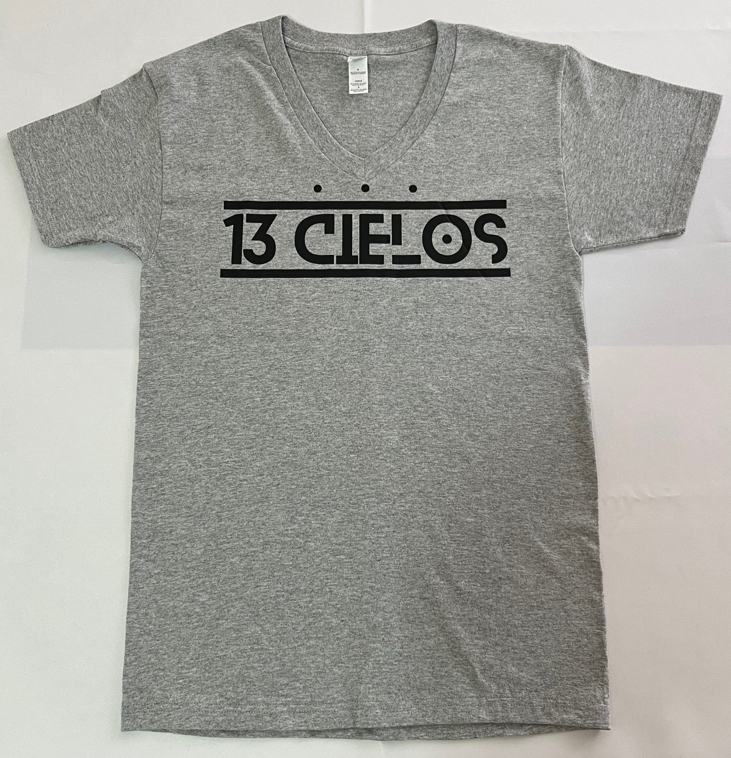 Playera Cuello V - 13 Cielos - Logo