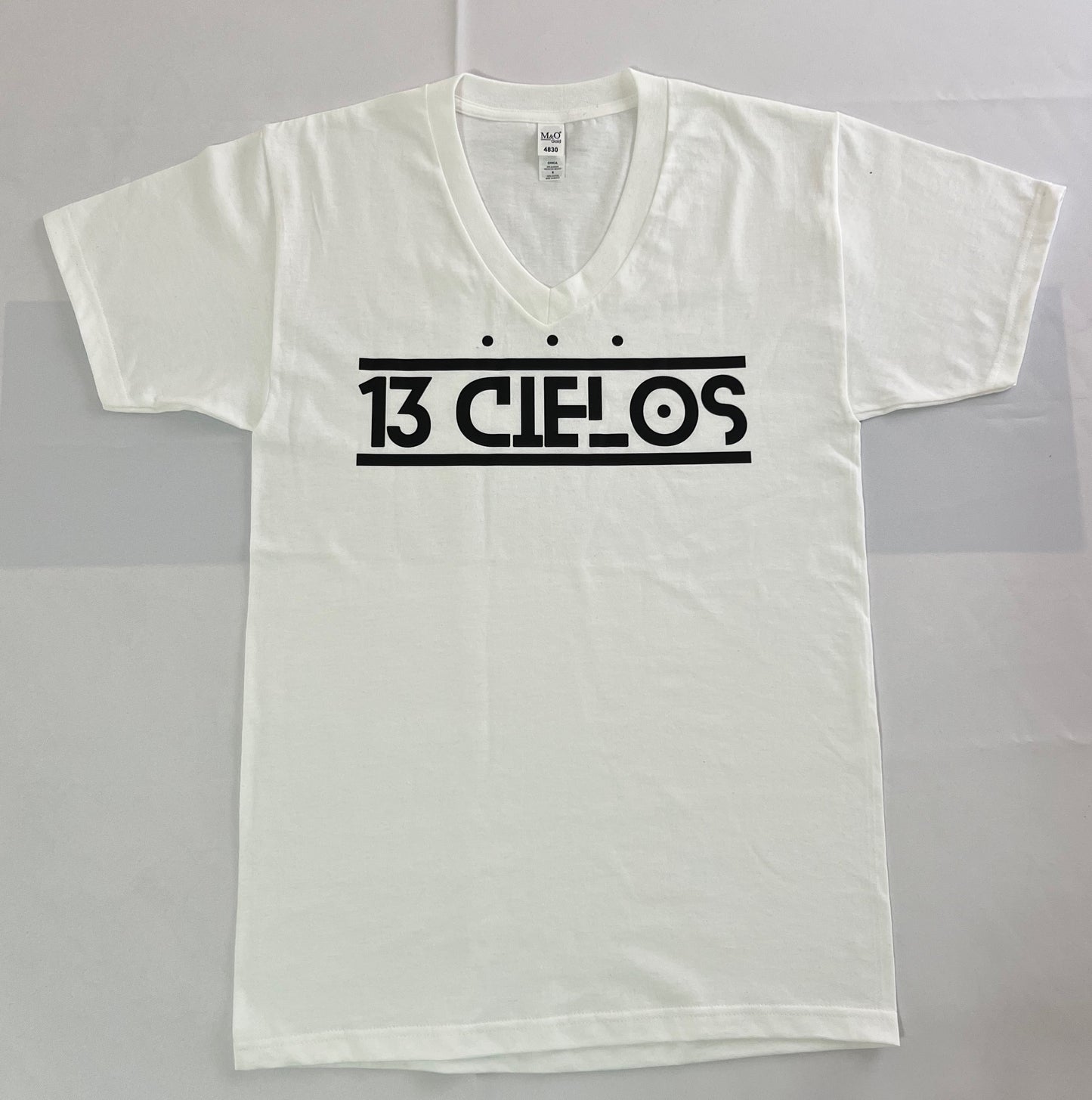 Playera Cuello V - 13 Cielos - Logo